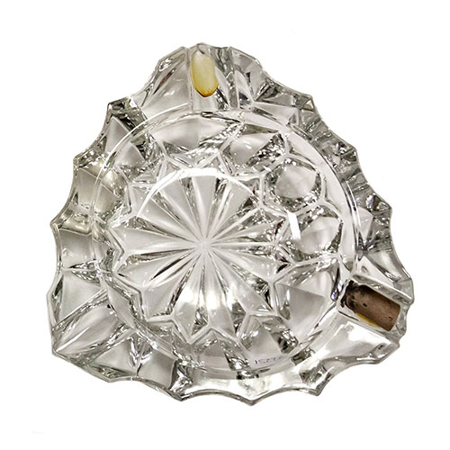 Sub.:9-On - Lote: 362 -  Cenicero triangular de cristal con motivo decorativo de estrella.