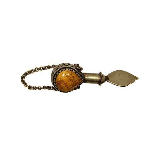 Sub.:9-On - Lote: 410 -  Pequeo perfumero de bolsillo en bronce y hueso con cadena.