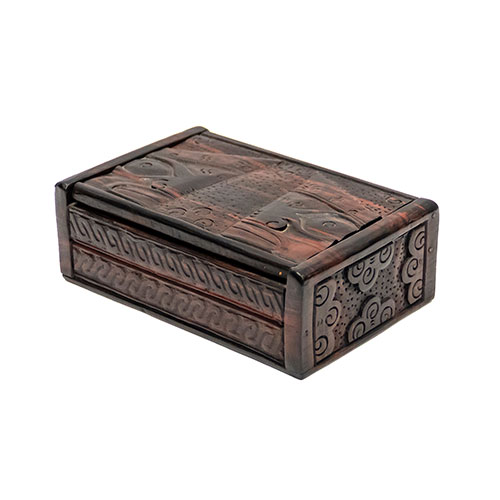 Sub.:9-On - Lote: 428 -  Caja en madera tallada con decoracin tribal.