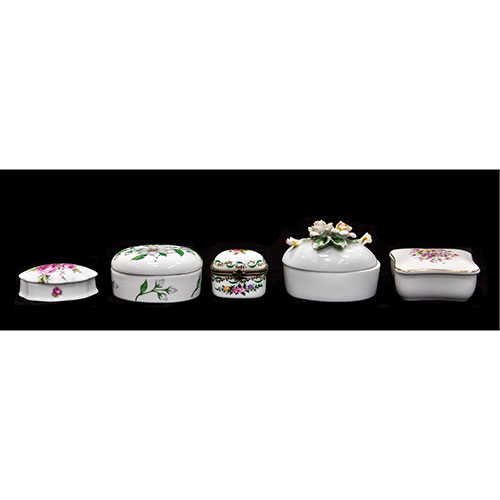 Sub.:9-On - Lote: 746 -  Lote formado por cinco cajitas de porcelana con decoracin floral.