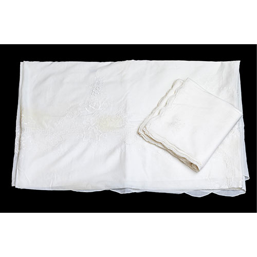 Sub.:9-On - Lote: 315 -  Mantel ovalado en algodn con decoracin bordada con doce servilletas. Una mancha.