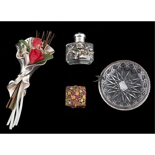 Sub.:9-On - Lote: 502 -  Lote formado por cenicero y perfumero en cristal con aplicaciones plateadas, ramillete con soporte plateado y pastillero con decoracin floral.