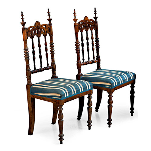 Sub.:9-On - Lote: 146 -  Pareja de sillas en madera torneada con respaldo alto y asiento con diferentes tapiceras. Epoca neogtica siglo XIX. Faltas.