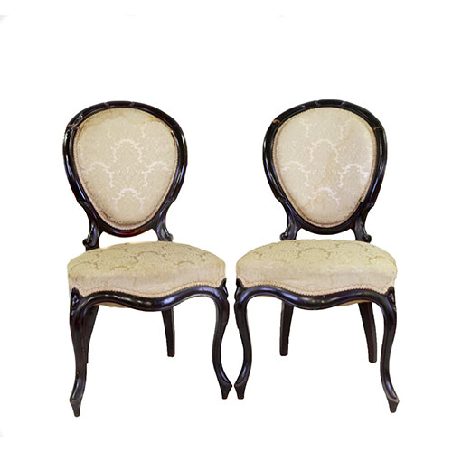 Sub.:9-On - Lote: 59 -  Pareja de sillas isabelinas en madera ebonizada con respaldo de medalln y asiento tapizados, s. XIX.