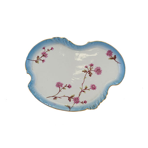 Sub.:9-On - Lote: 758 -  Plato de pastas de borde lobular en porcelana con decoracin azul pintada, borde dorado y motivos florales.