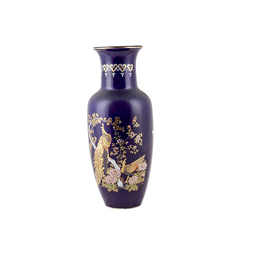 Sub.:9-On - Lote: 764 -  Jarrn en porcelana azul con motivos vegetales y pavos reales. De corte orientalista.