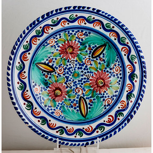 Sub.:9-On - Lote: 783 -  Plato en ceramica esmaltada, con decoracin polcroma realizada con motivos florales en el centro y orlas geomtricas en el ala. Firmado en la base 