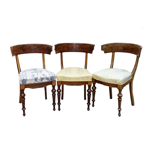 Sub.:9-On - Lote: 57 -  Lote formado por tres sillas en madera con asiento tapizado, respaldo curvo en palma de caoba y patas delanteras torneadas. S. XIX.