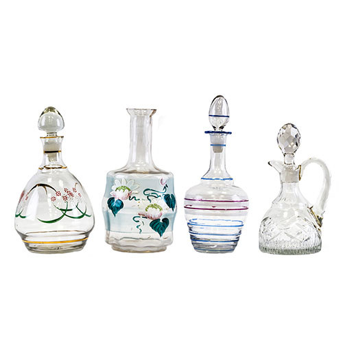 Sub.:9-On - Lote: 342 -  Lote de tres frascos de perfume y una vinagrera. En cristal tallado, grabado y pintado, dos de ellos con decoracin geomtrica y floral.