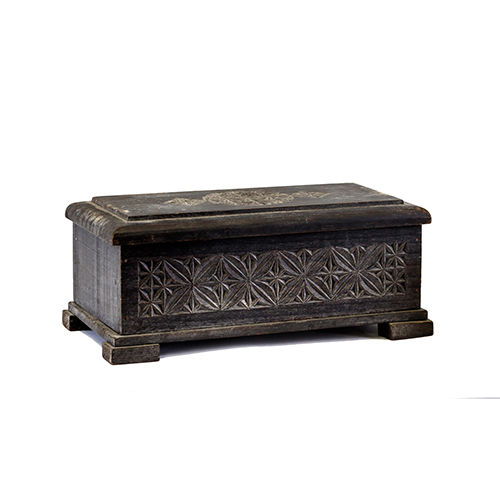 Sub.:9 - Lote: 479 -  Caja en madera patinada y tallada con motivos geomtricos al frente y sobre la cubierta.