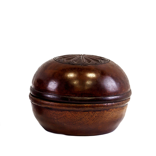 Sub.:9 - Lote: 480 -  Pequea caja en madera de perfil circular y decoracin geomtrica tallada en la tapa.