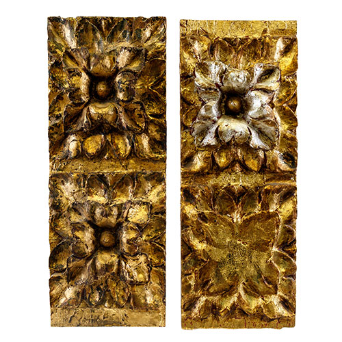 Sub.:9 - Lote: 513 -  Pareja de remates de retablo en madera tallada con motivos florales, redorados y plateados.