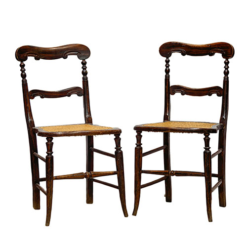 Sub.:9 - Lote: 465 -  Pareja de sillas Thonet en madera tallada con respaldo calado y asiento de rejilla.