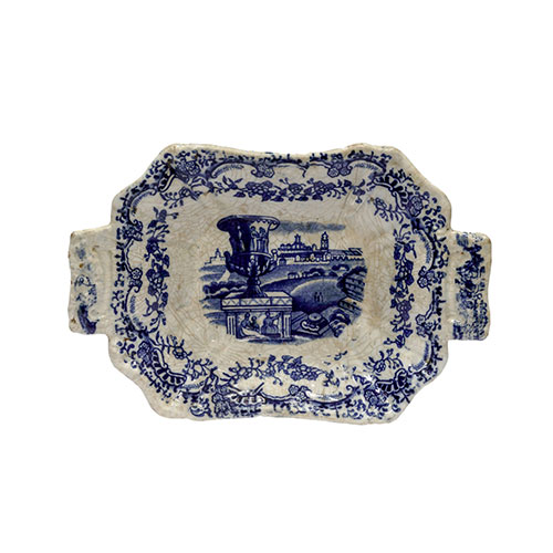 Sub.:9 - Lote: 482 -  Pequea bandeja en porcelana inglesa vidriada con decoracin paisajstica y vegetal azul sobre fondo blanco. Sin marca.