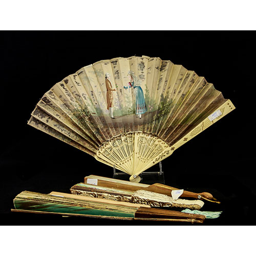 Sub.:9 - Lote: 1367 -  Lote de 5 abanicos con desperfectos, para restaurar. Hueso, marfil y madera.