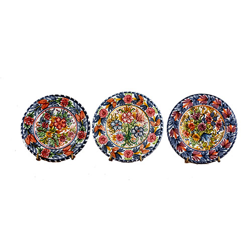 Sub.:9 - Lote: 508 -  Lote de tres platitos en cermica sevillana con decoracin floral. Firmado 