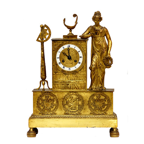 Sub.:9 - Lote: 476 -  Reloj de sobremesa en bronce dorado estilo imperio. 