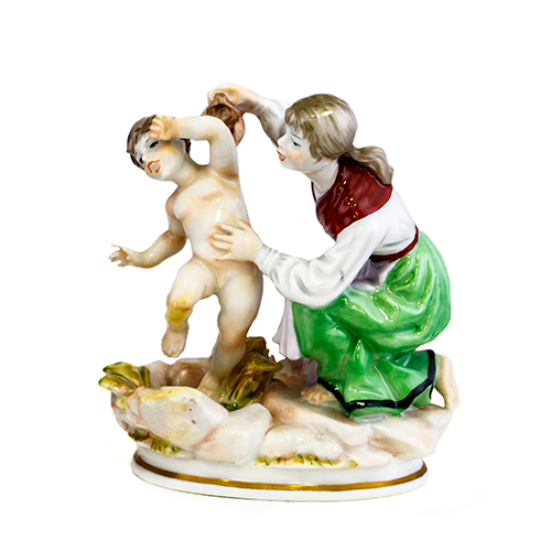 Sub.:9 - Lote: 551 -  Madre e hijo. Grupo de figuras en porcelana esmaltada.
