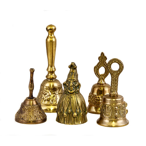 Sub.:9 - Lote: 572 -  Lote de cinco campanitas decorativas en bronce dorado, una con forma de arlequn, el resto con friso geomtrico y/o historiado.