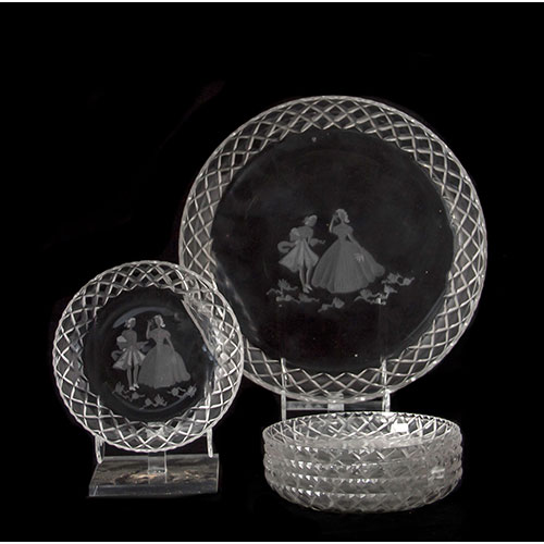 Sub.:9 - Lote: 1368 -  Lote de fuente y seis platos en cristal tallado hondos . Grabados con una escena rom�ntica en el centro. A�os 50.